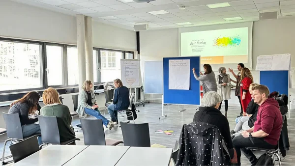 Seminarsituation mit Gruppenarbeit 