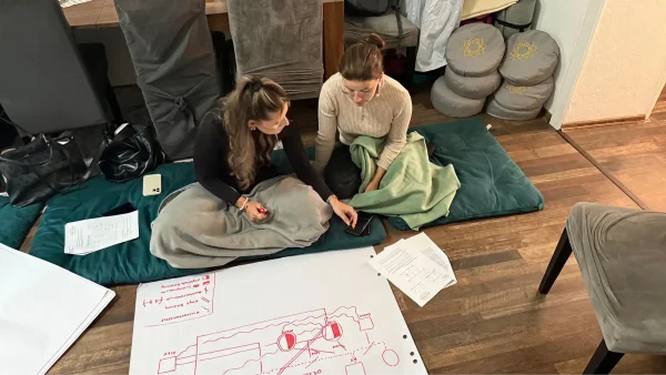 Arbeitssituation von 2 Personen bei einer Strukturaufstellung