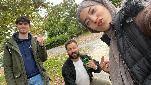 Drei Kollegen beim positiven Posing 